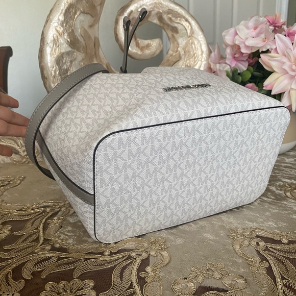 Michael Kors bucket - Picture 4 of 10